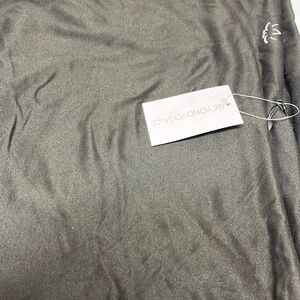 BRAND NEW

Beyond Yoga - Black - infinity scarf with zippered pocket